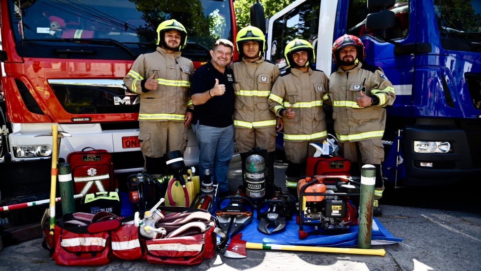 Gobierno Regional Metropolitano firma convenio para adquisición de dos mil uniformes para Bomberos y Bomberas